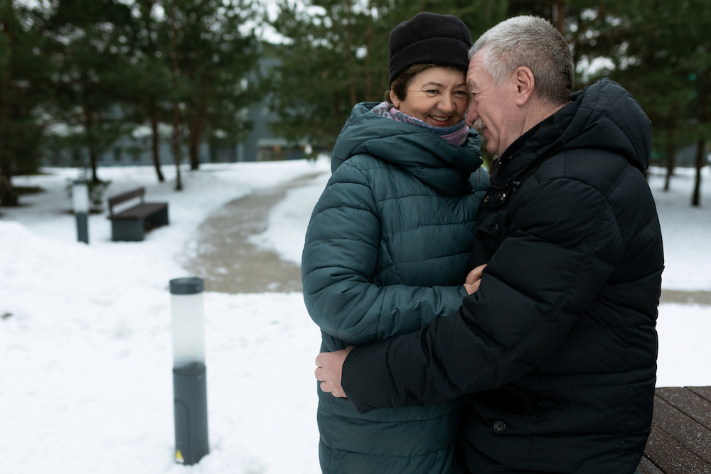 Couple mature marchant main dans la main, illustration d'une rencontre authentique